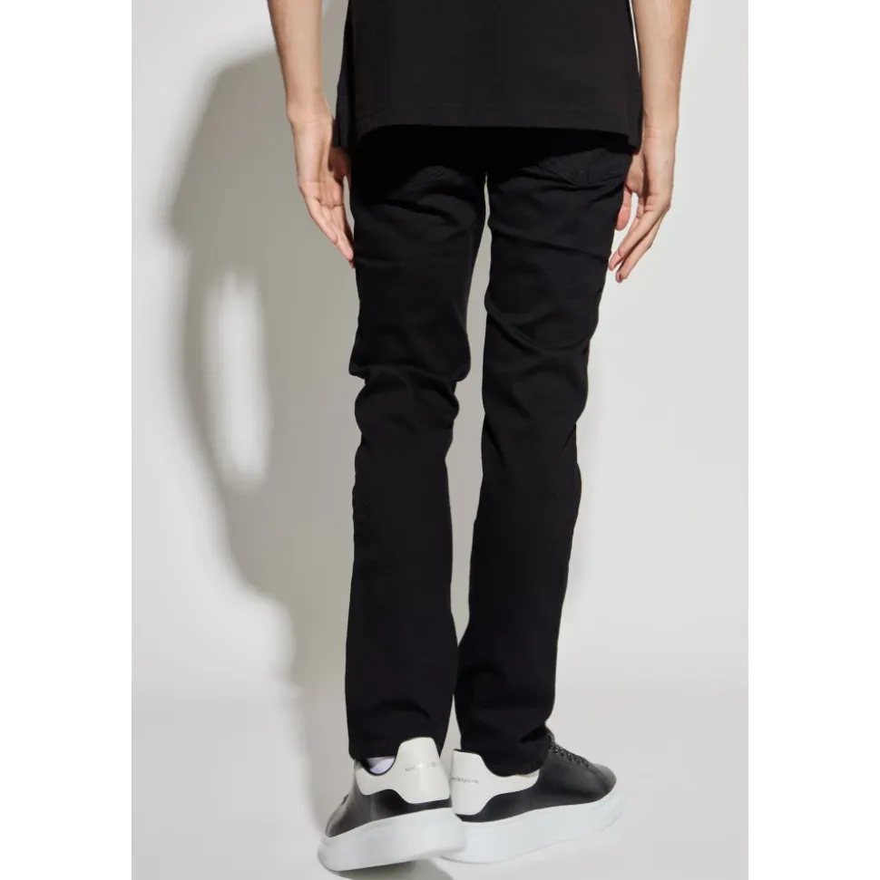 Jeans mit schmal zulaufenden Beinen