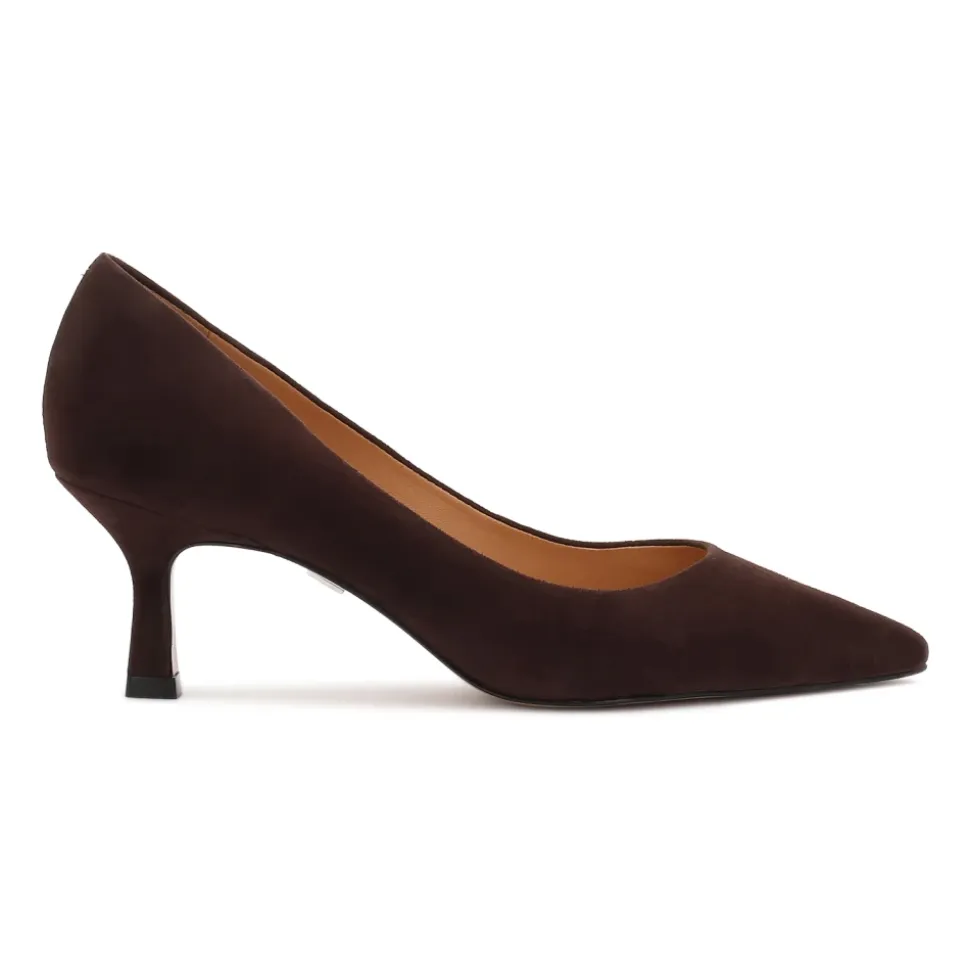 Klassische braune Wildlederpumps.Dieses Produkt fällt klein aus.
