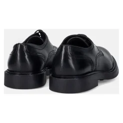 Klassische schwarze flache Schuhe