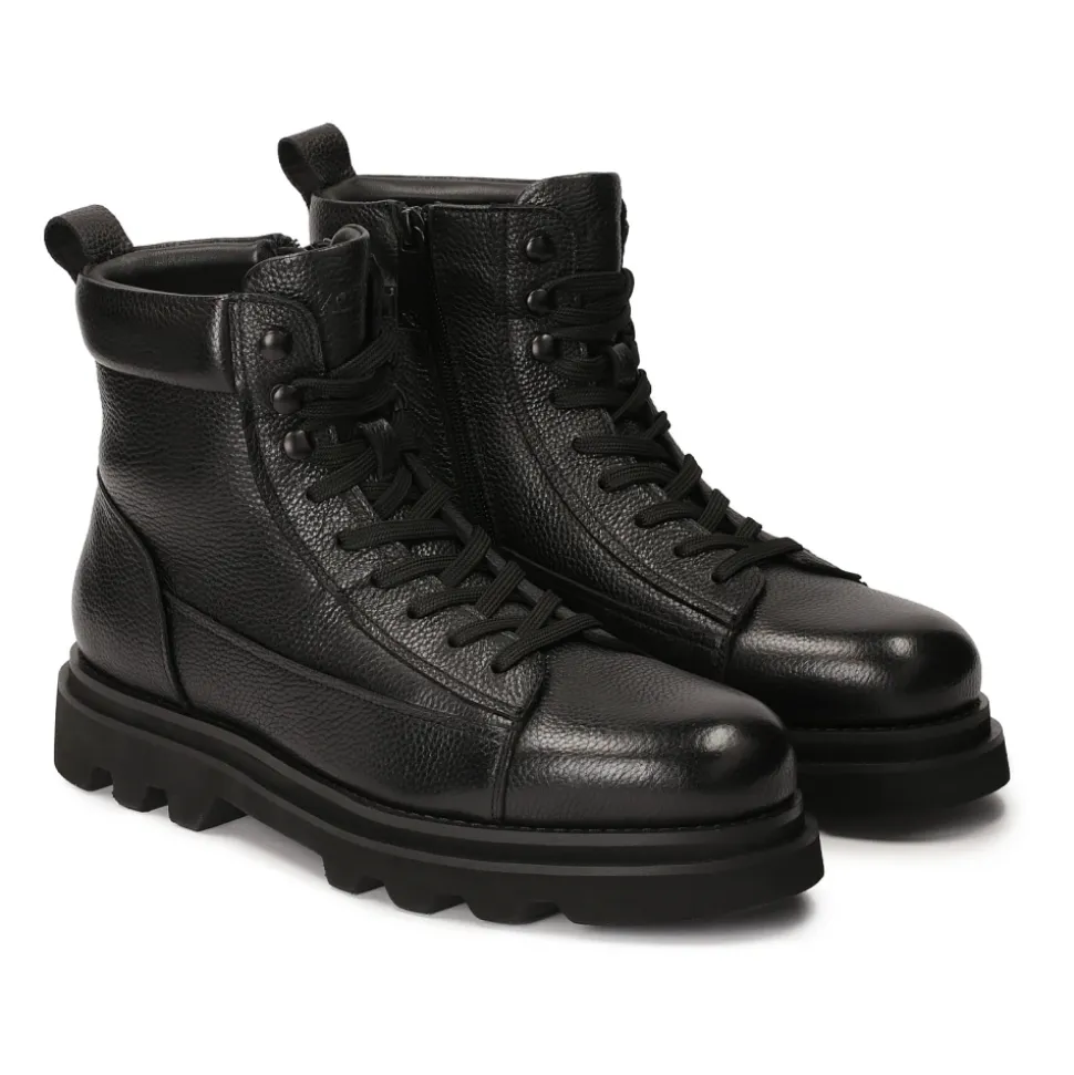 Klassische schwarze isolierte Stiefel
