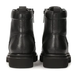 Klassische schwarze isolierte Stiefel