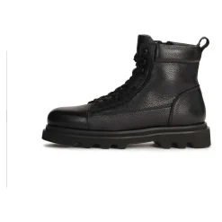 Klassische schwarze isolierte Stiefel
