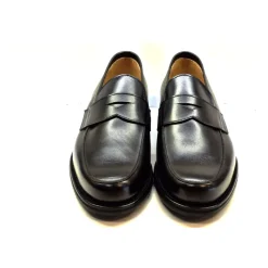 Klassischer schwarzer Mokassin mit Lederdetails