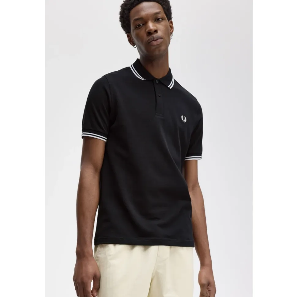 Klassisches Polo mit Doppelstreifen