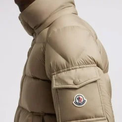 Kurze Daunenjacke mit abnehmbarer Kapuze