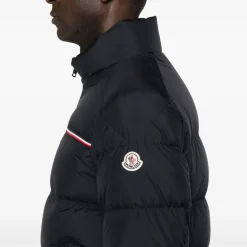 Kurze Daunenjacke mit Tricolor-Detail