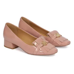 Lackierte Pumps mit Verzierung vorne