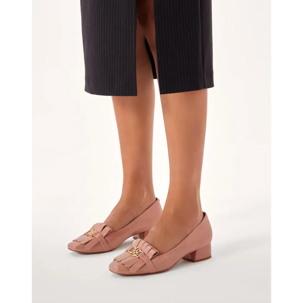 Lackierte Pumps mit Verzierung vorne