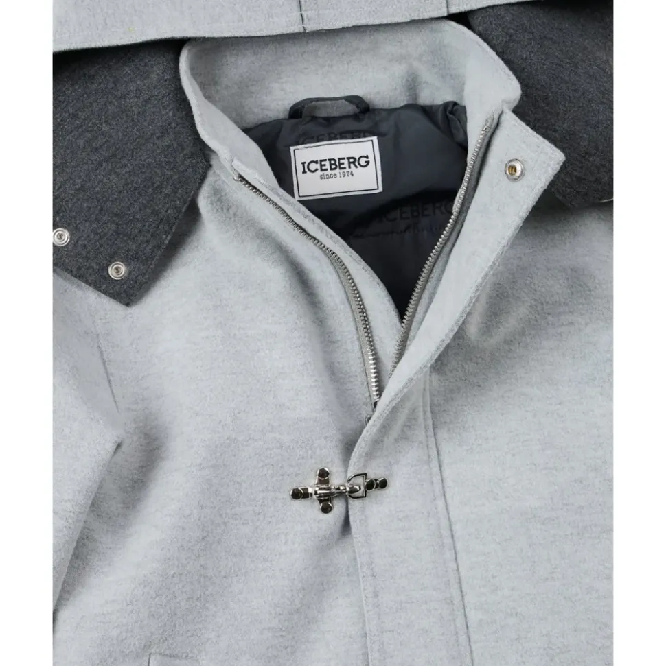 Leichte Jacke mit Kapuze und Metallhakenverschluss