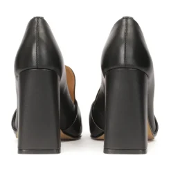 Lords Pumps auf einem hohen Pfosten.Dieses Produkt fällt groß aus.