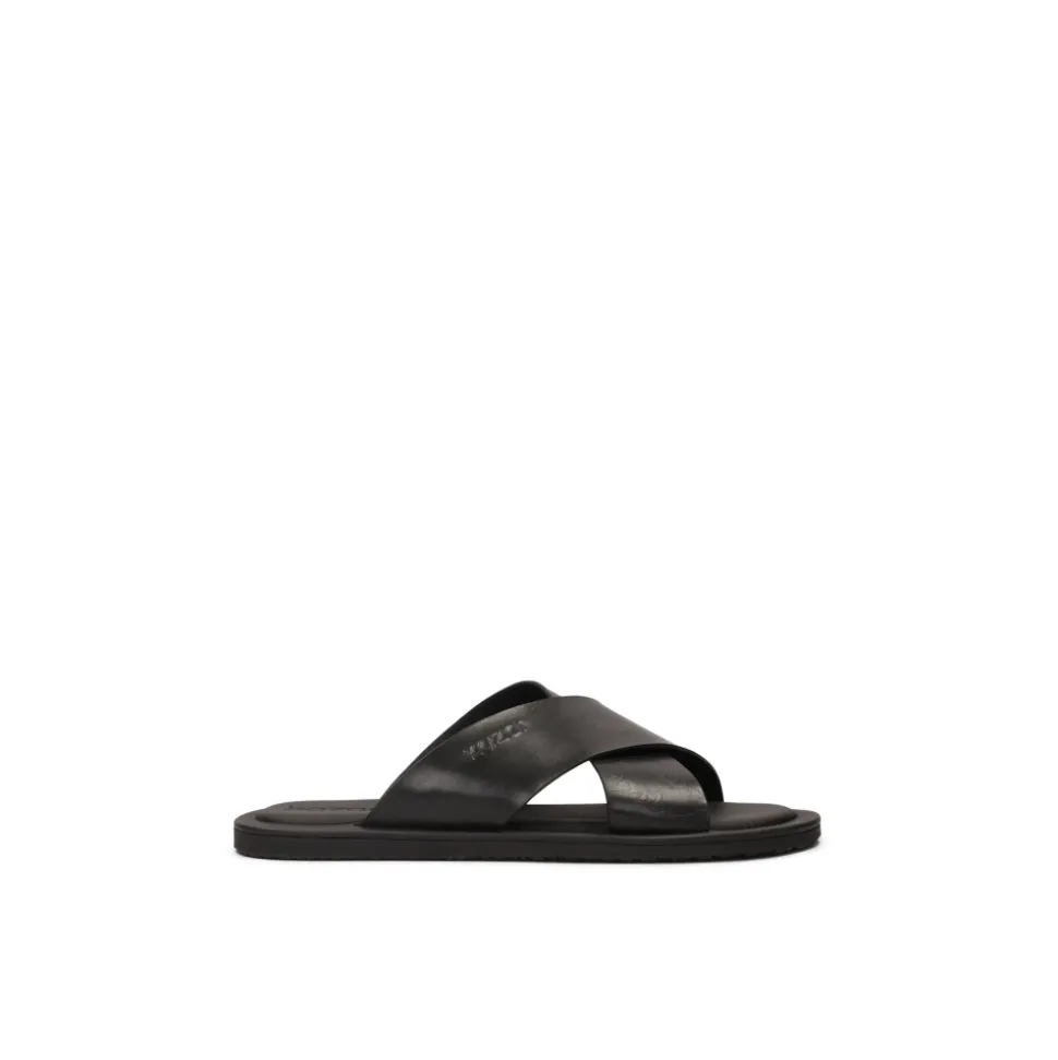 Minimalistische schwarze Lederschlappen