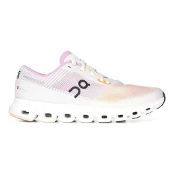 Orangefarbene Sneakers mit Speedboard-Technologie
