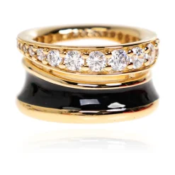 Ring mit schimmerndem Kristall