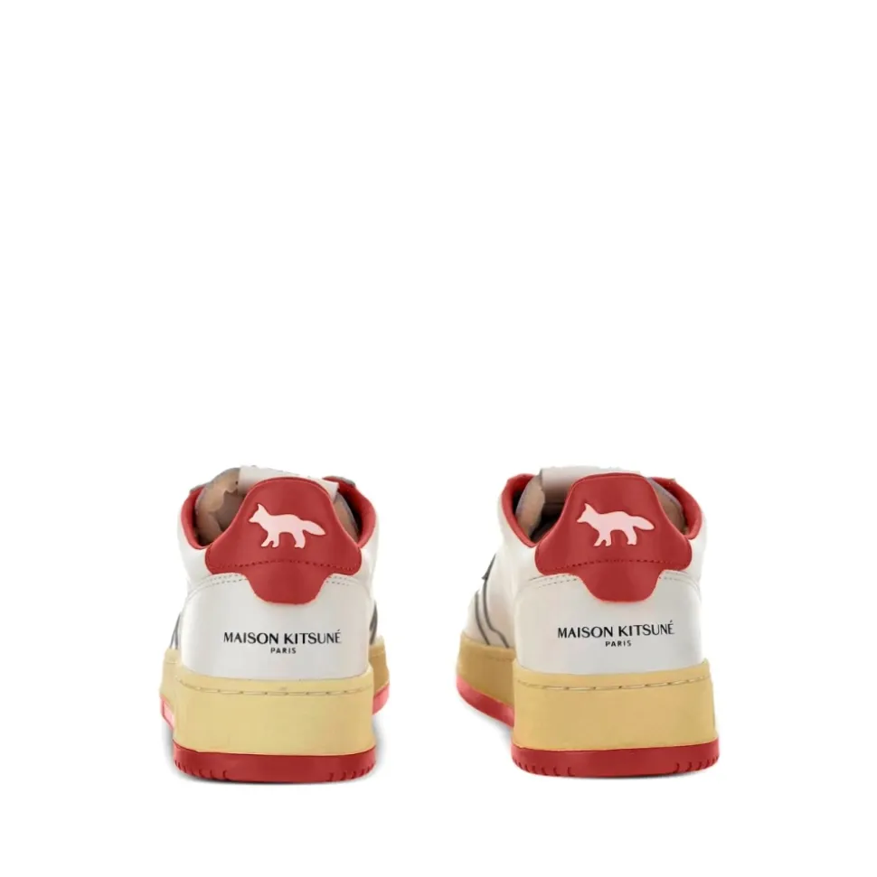 Rote Fuchssneakers mit perforierten Details