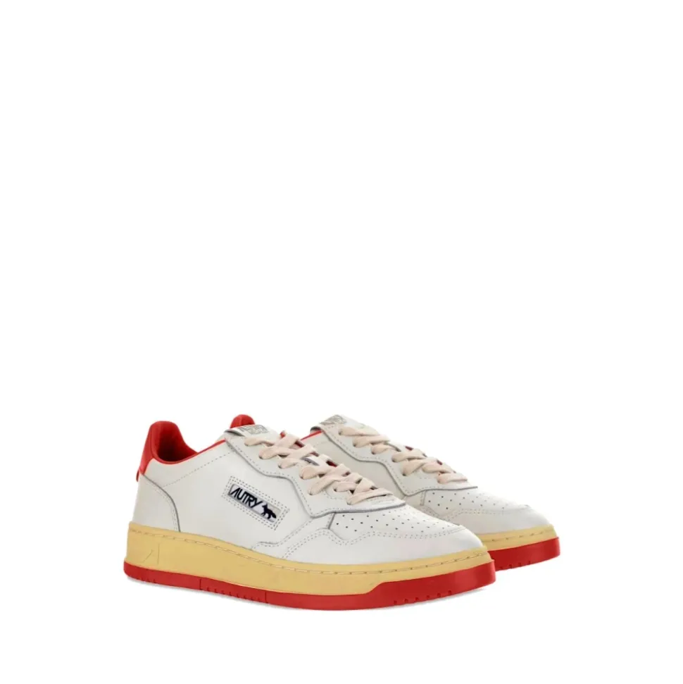 Rote Fuchssneakers mit perforierten Details