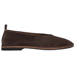Sattelbraune, weiche Velours-Ballerinas