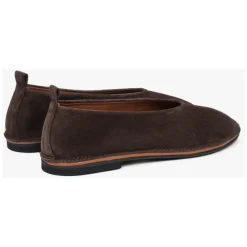 Sattelbraune, weiche Velours-Ballerinas