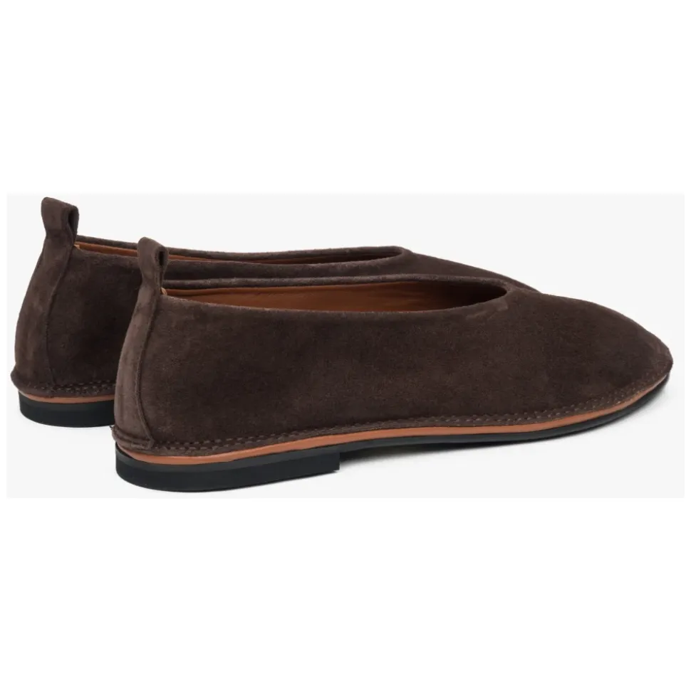 Sattelbraune, weiche Velours-Ballerinas