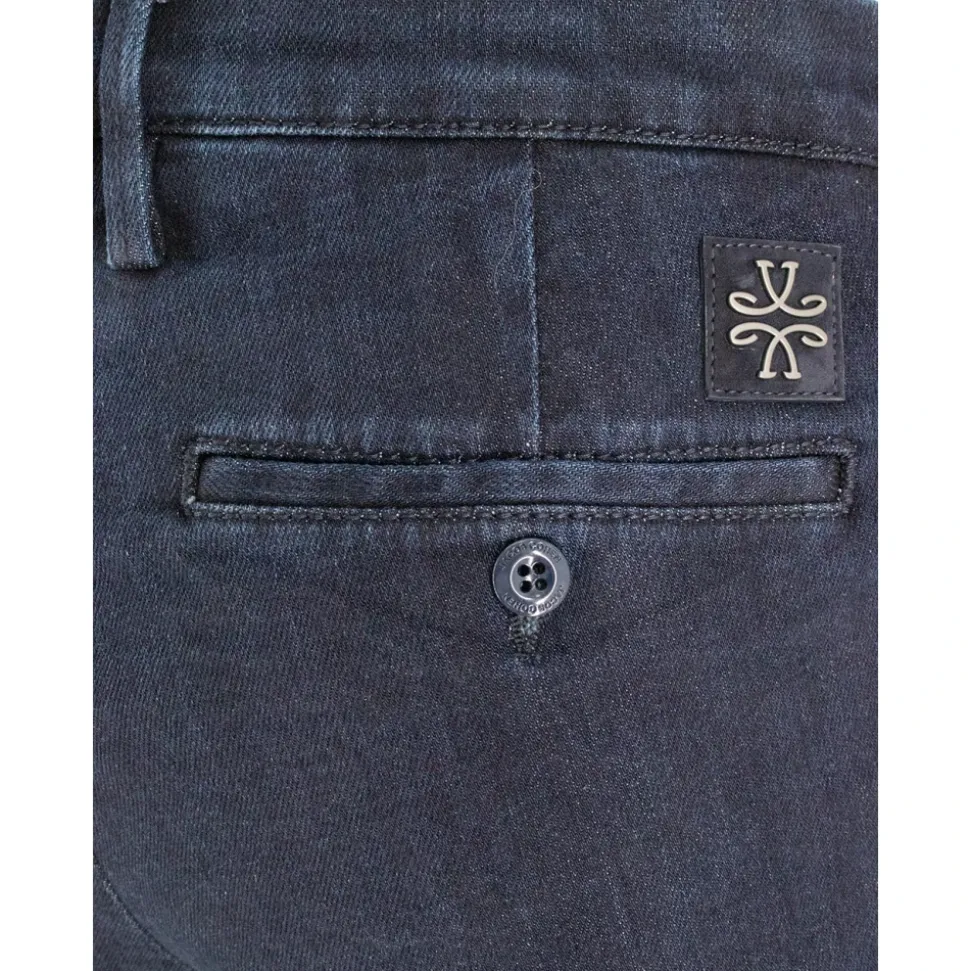 Schmal geschnittene Karotten-Jeans in Cropped-Länge