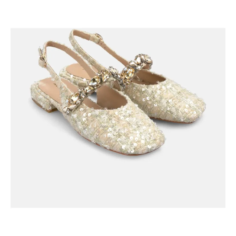 Schuh mit Strassriemen