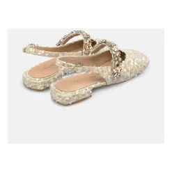 Schuh mit Strassriemen