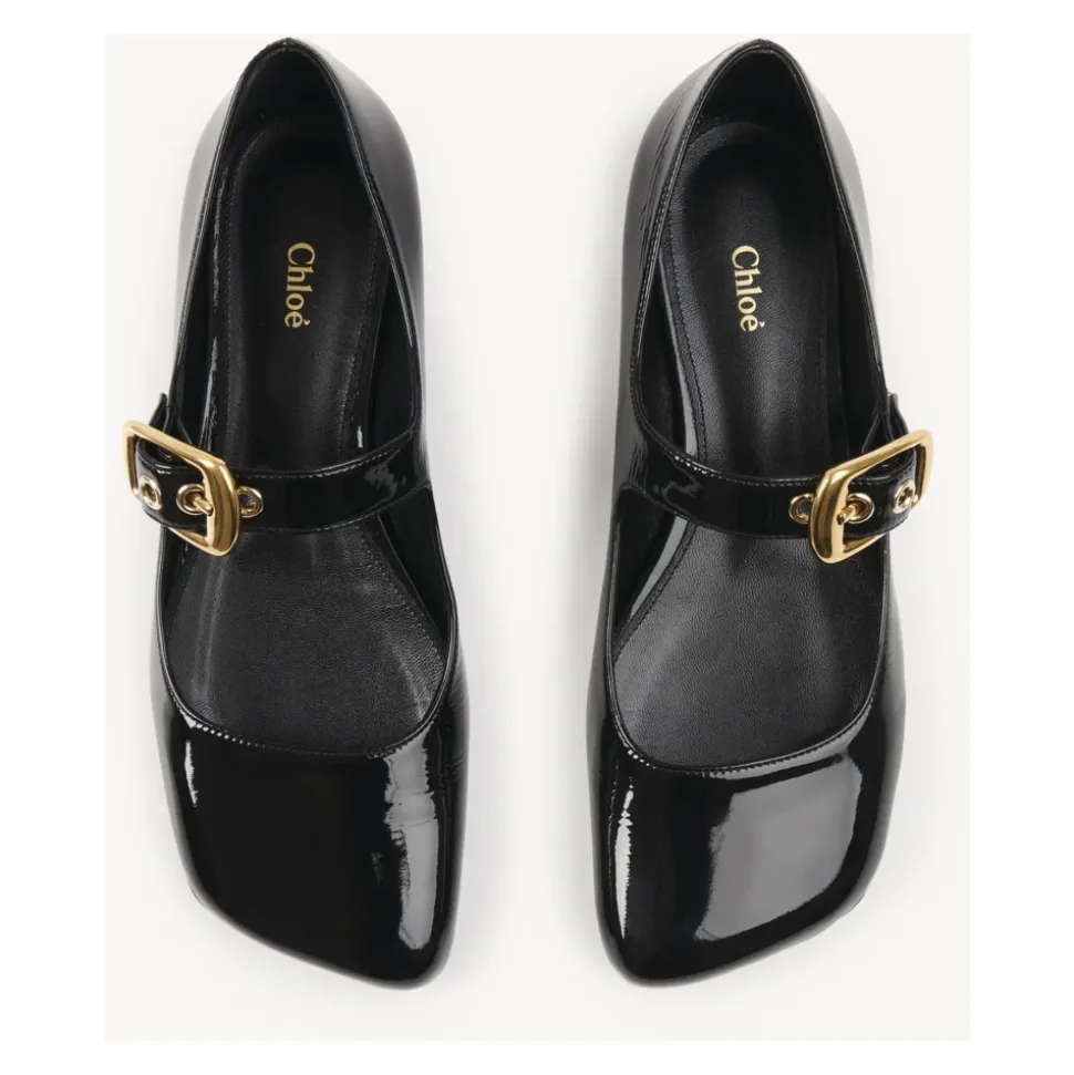 Schwarze Ballerinas mit übergroßer goldener Schnalle