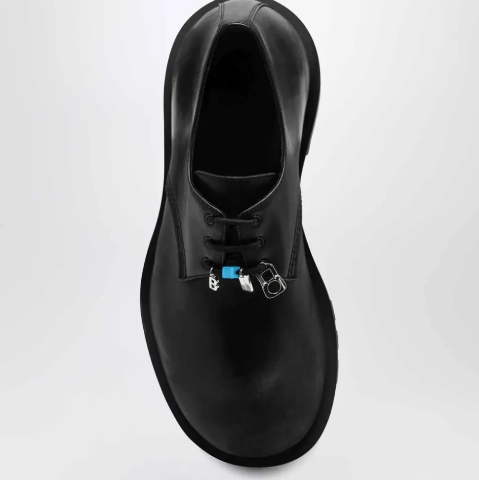 Schwarze flache Schuhe Derby Stil