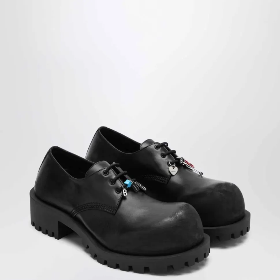 Schwarze flache Schuhe Derby Stil