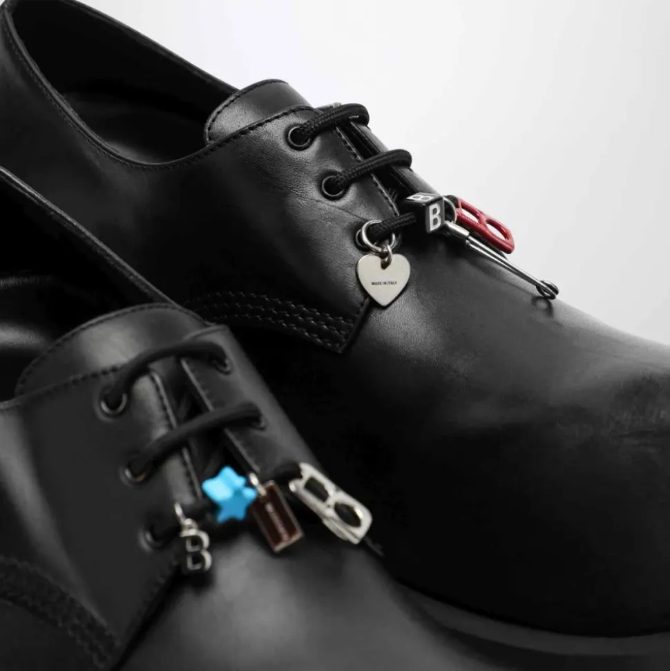 Schwarze flache Schuhe Derby Stil