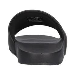 Schwarze Flip Flops und Slider