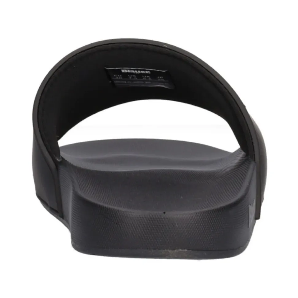 Schwarze Flip Flops und Slider