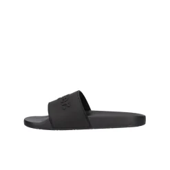 Schwarze Flip Flops und Slider