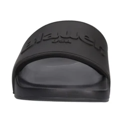 Schwarze Flip Flops und Slider