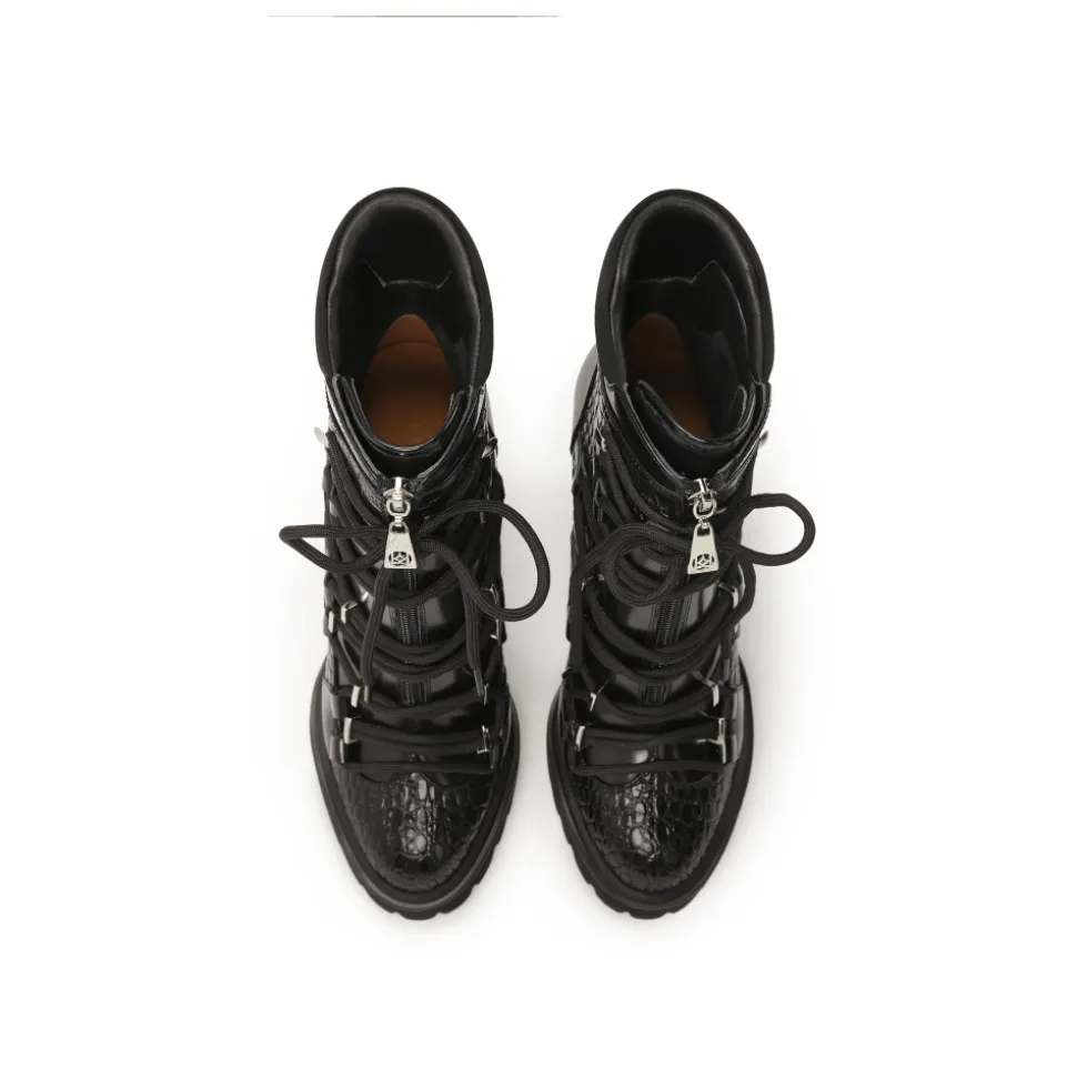 Schwarze geprägte Lederstiefel.Dieses Produkt fällt klein aus.