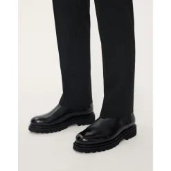 Schwarze isolierte Chelsea-Stiefel