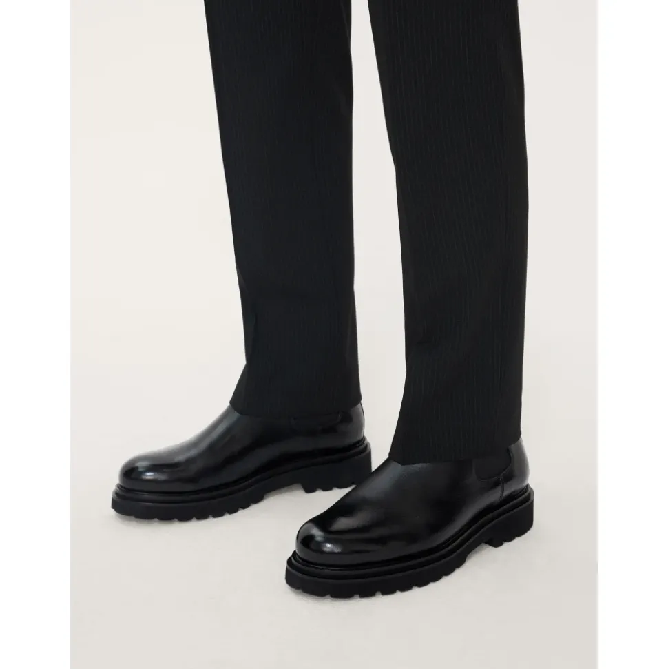 Schwarze isolierte Chelsea-Stiefel