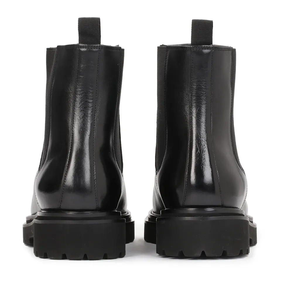 Schwarze isolierte Chelsea-Stiefel