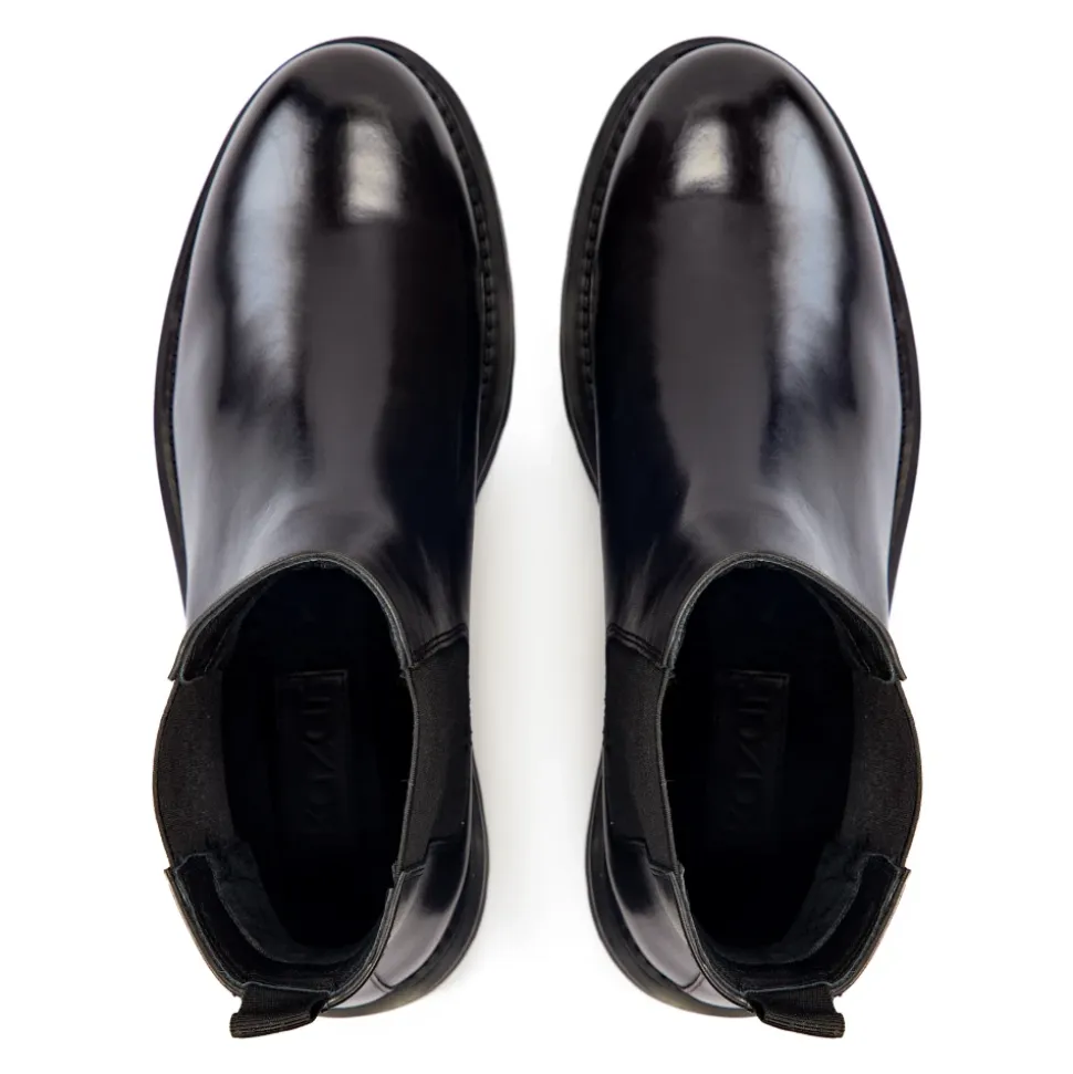 Schwarze isolierte Chelsea-Stiefel