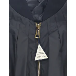 Schwarze Jacke mit gesticktem Aufnäher