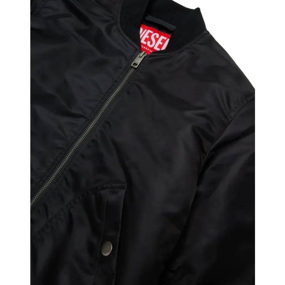 Schwarze Jacke mit Reißverschluss und Logo