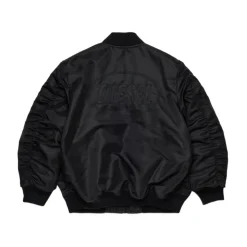 Schwarze Jacke mit Reißverschluss und Logo