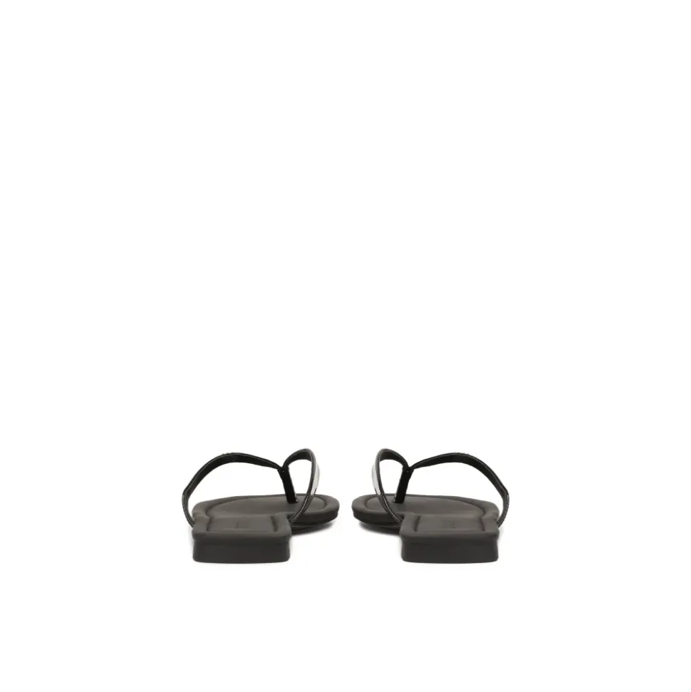 Schwarze, lackierte Flip-Flops