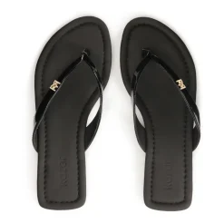 Schwarze, lackierte Flip-Flops