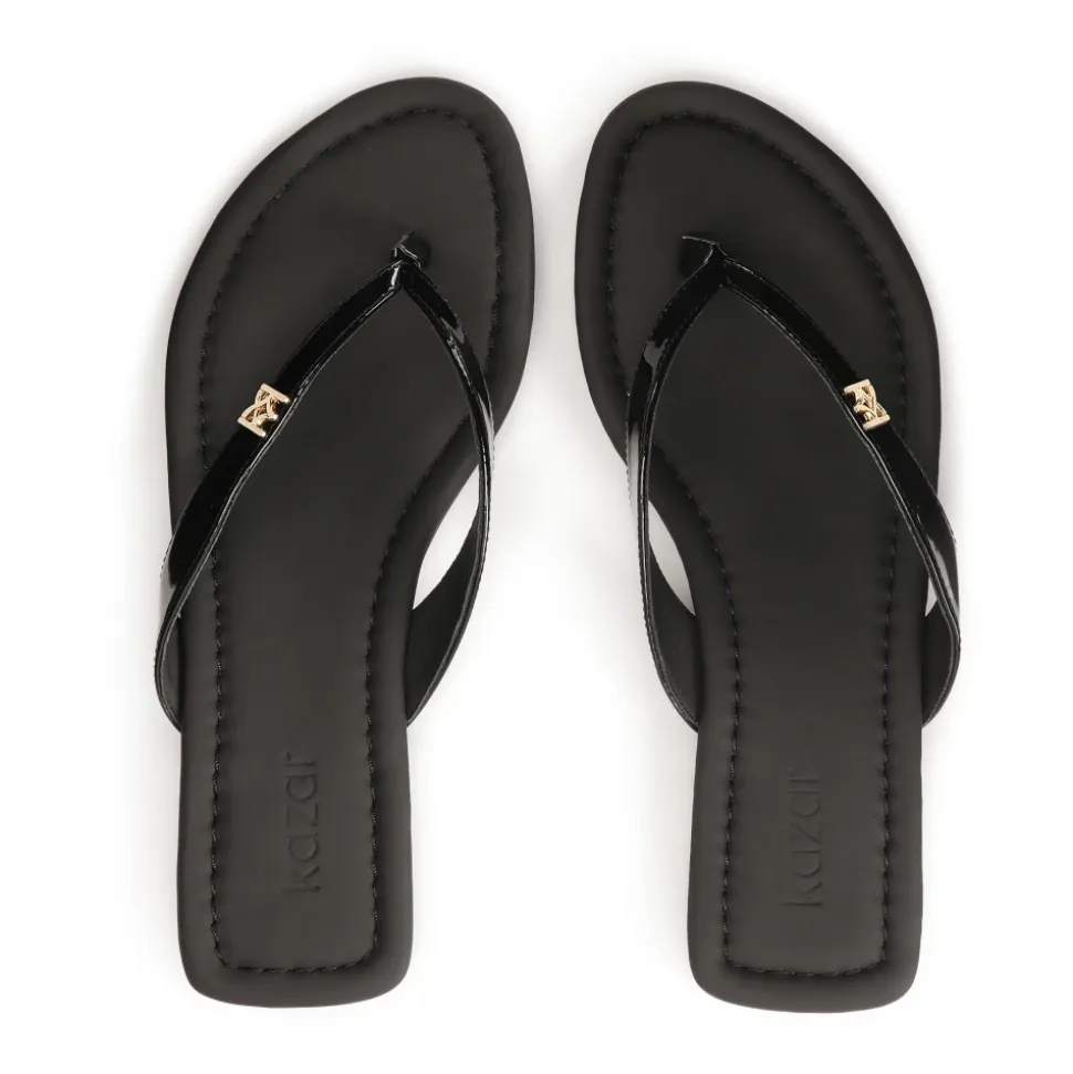 Schwarze, lackierte Flip-Flops
