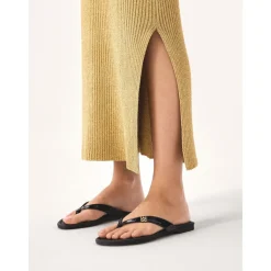 Schwarze, lackierte Flip-Flops