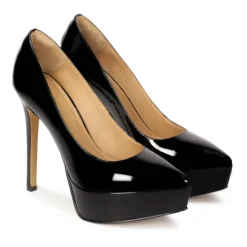 Schwarze lackierte Plateau- und Stiletto-Pumps