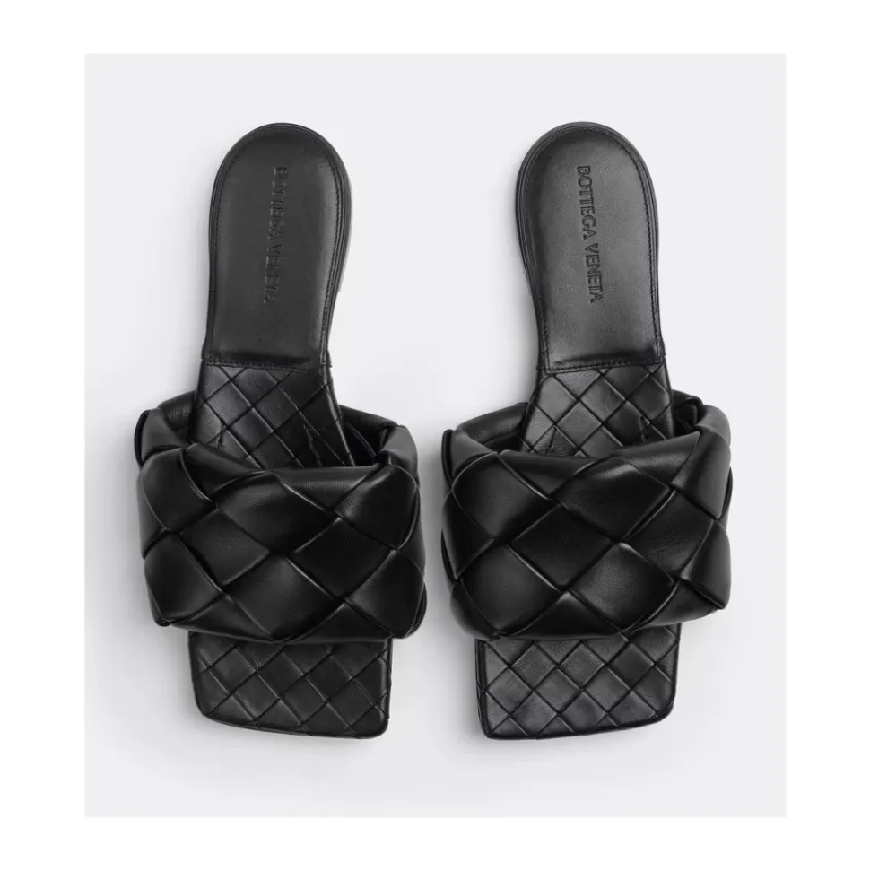 Schwarze Ledersandale mit tubulärem Design
