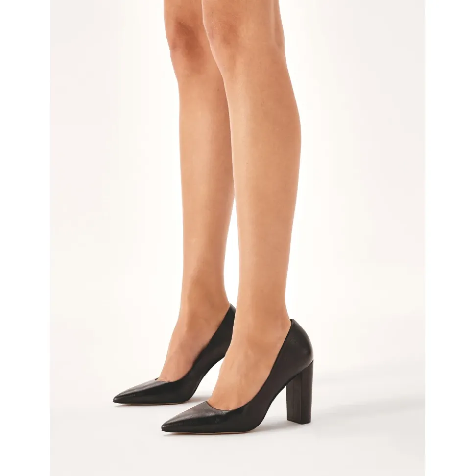 Schwarze Lederschuhe mit stabilem Absatz.Dieses Produkt fällt klein aus.