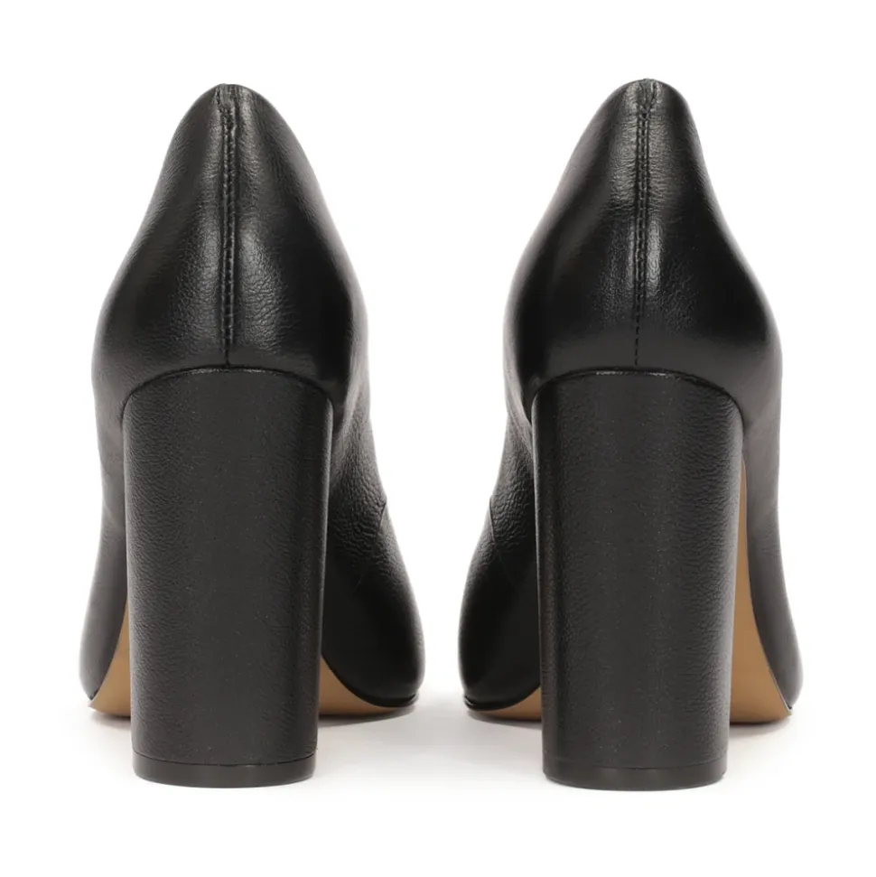 Schwarze Lederschuhe mit stabilem Absatz.Dieses Produkt fällt klein aus.