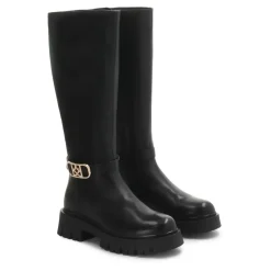 Schwarze Lederstiefel mit einem Riemen verziert